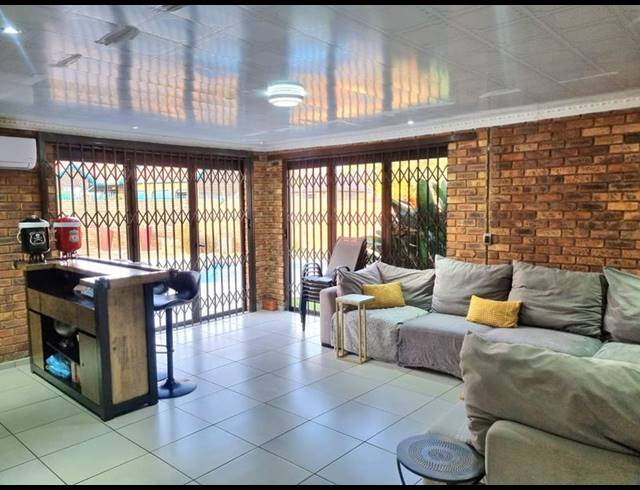 4 BEDROOM HOUSE FOR SALE IN SUNWARD PARK